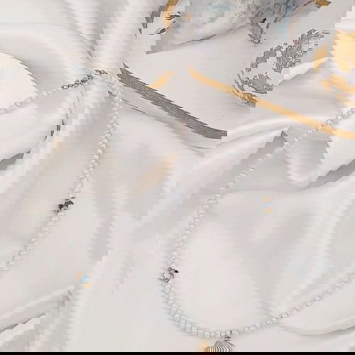 Καλοκαιρινό γυναικείο λευκό κολιέ με ματάκι, μπλε αχάτη και επίχρυσο charm κοχύλι