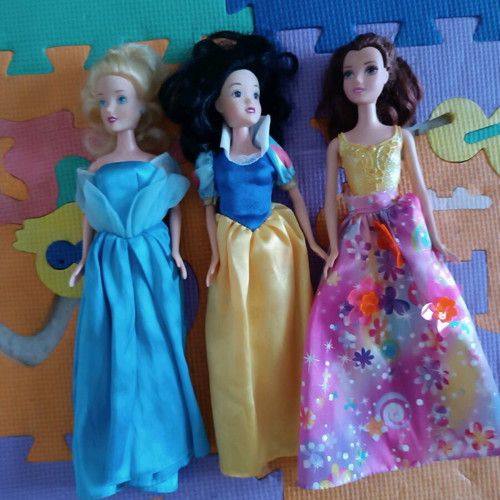 Barbie pack of three like new