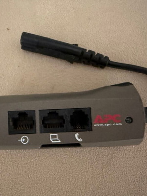 APC PNOTEROC8-EC Mobile Surge Protector σαν καινούργιο, ιδανικό για προστασία notebook