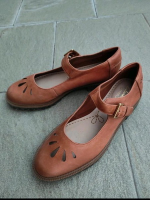 Clarks tan ballerinas like new with anatomical insole, size 38