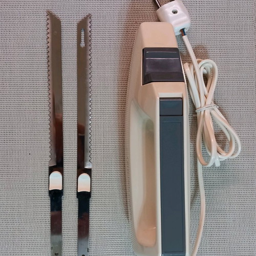 Electric knife like new with double blade