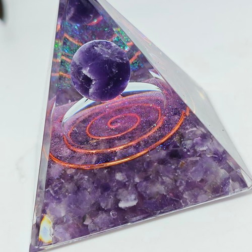 Orgonite Energy Pyramid with Natural Amethyst like new
