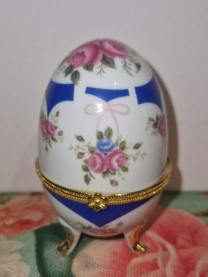 Limoge porcelain decorative egg like new