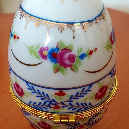 Porcelain decorative egg like new with handmade floral motifs