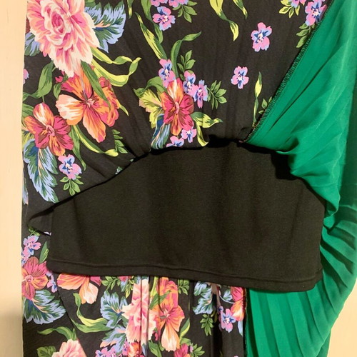 Stradivarius pleated skirt like new, black with multicolor flowers