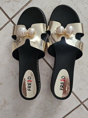 Freed flip flops size 41 new, black and gold