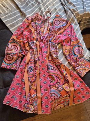 Colorful summer dress with V neckline and back, like new