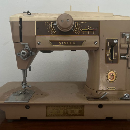 Singer sewing machine vintage used