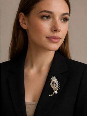 Pin gold tone like new in gift packaging