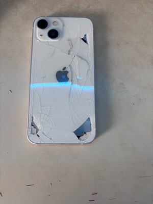 IPhone 13 μεταχειρισμένο με ράγισμα και θραύσμα, με θήκη