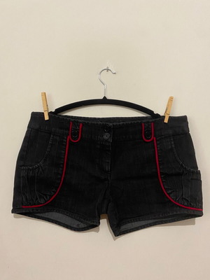 Emily The Strange Shorts σαν καινούργια, μέγεθος L, μαύρα με πολύχρωμες λεπτομέρειες