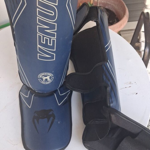 Venue shin guards size XL, like new, lightly used