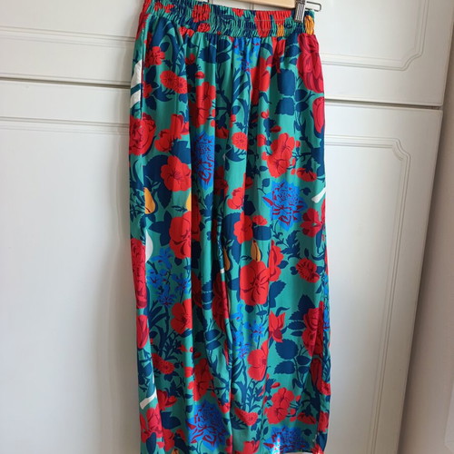 Karavan set with jacket, shirt, belt and cropped pants like new, multicolor