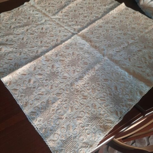Tablecloth set like new, 4 napkins