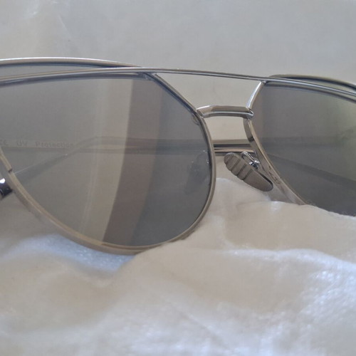 Unisex sunglasses with gray UV400 lenses and silver metal frame like new