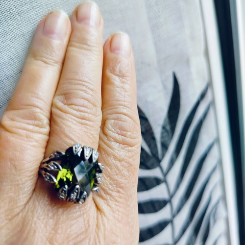 Silver ring like new with green crystal
