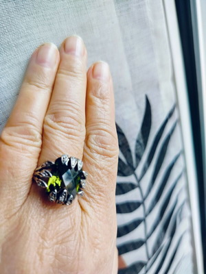 Silver ring like new with green crystal