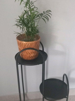 Μεταλλική βάση για γλάστρες σαν καινούργιο, μαύρη, για δύο γλάστρες