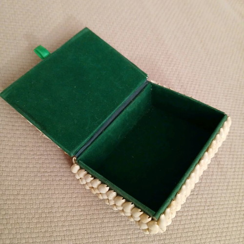 Vintage jewelry box decorative with shells like new