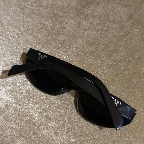 Prada sunglasses like new, black