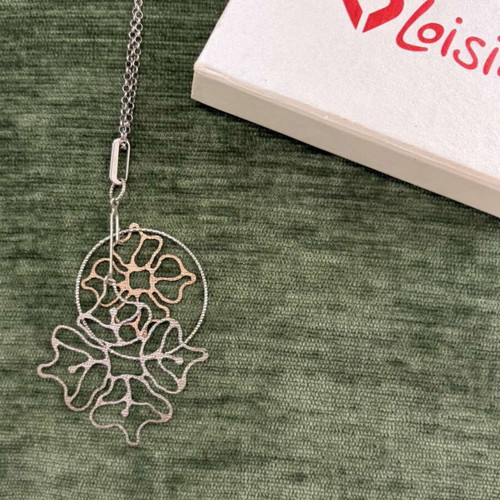 Loisir necklace new with floral design in silver tone