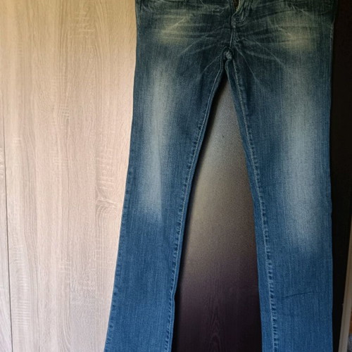 Guess jeans size 25 with slightly tapered side