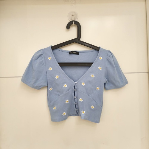 Pink Woman crop top S/M, blue with daisies