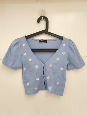 Pink Woman crop top S/M, blue with daisies