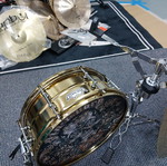 Remo χρυσό μεταλλικό snare 14"×6,5" καινούργιο με 20" Turkey Ride, βάση, μπαγκέτες, θήκη