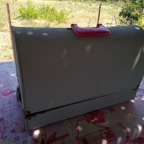 Mercedes electric sewing machine with lighting and case