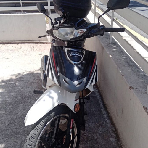 Daytona Sprinter 125 like new, 21cc, white moped