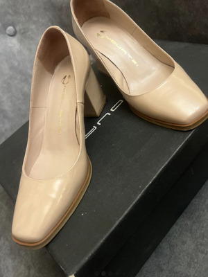 Mourtzi patent leather pumps size 36 like new beige cream