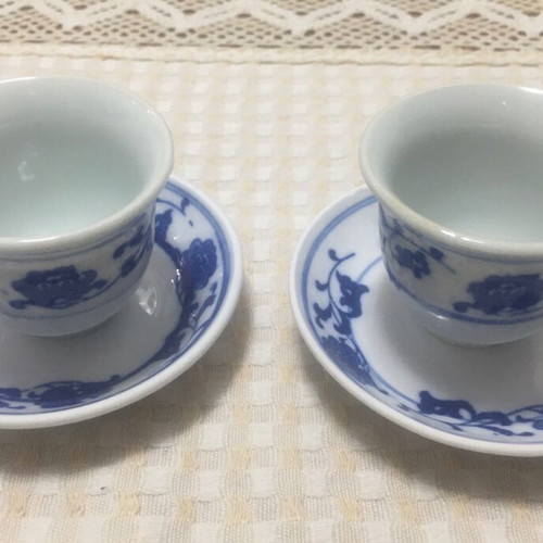 Cups without handles in bowl style with saucers, new