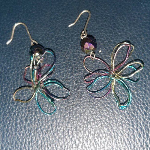 Handmade earrings used with colorful wire in pastel shades