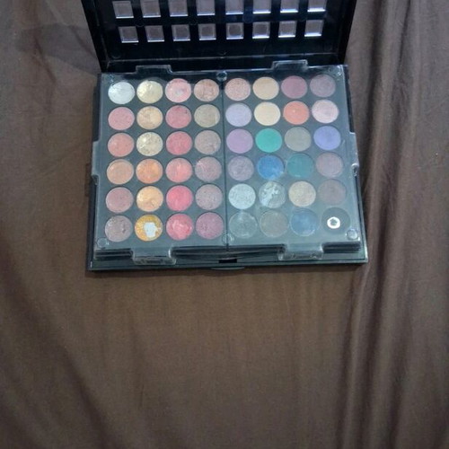Makeup palette used with 36 lip colors, 6 blushes, 36 eyeshadows and mirror