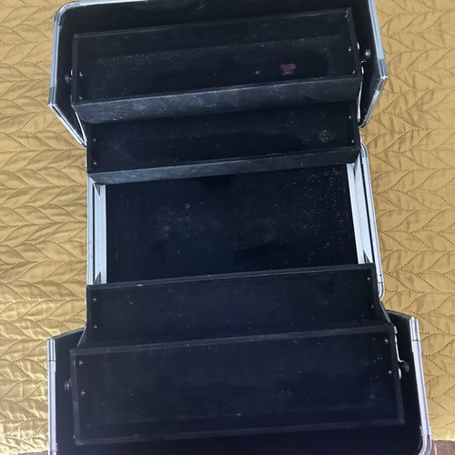 Aluminum makeup and aesthetic tools case with keys