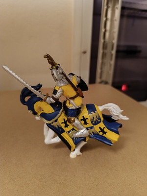 Knight and horse set like new, 10 cm