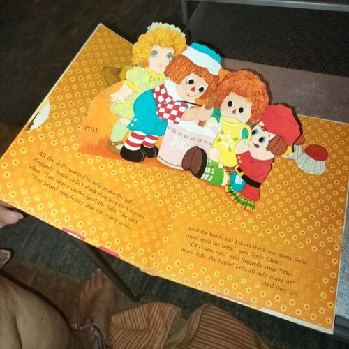 Raggedy Ann Hallmark book like new, interactive, English