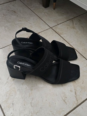 Πέδιλα Calvin Klein μαύρα με χαμηλό τακούνι σαν καινούργια, μέγεθος 37