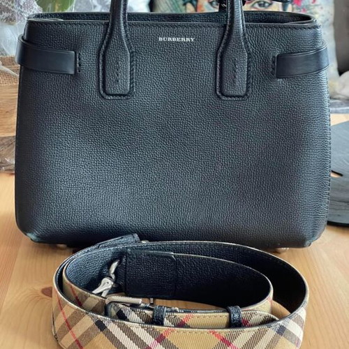 Burberry τσάντα χιαστί δερμάτινη μεταχειρισμένη με φθορές