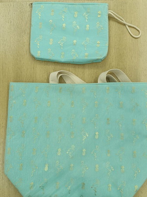 Beach bag and matching pouch set mint with gold flamingos like new
