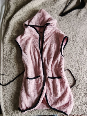 Easy Wear γυναικείο αμάνικο χνουδωτό γιλέκο με κουκούλα σε ροζ
