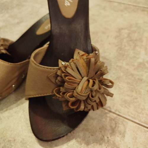 Mule shoes used with wooden heel and leather flower decoration