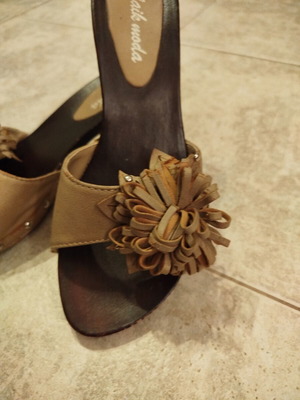 Mule shoes used with wooden heel and leather flower decoration