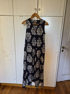 Maxi floral dress Urban new, one size, back shirring