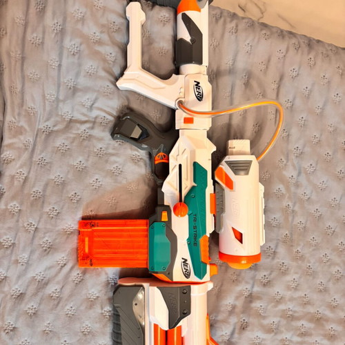 Nerf guns and vest like new, set of 6 guns with darts