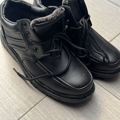 Black leather boots new, suitable for cold weather
