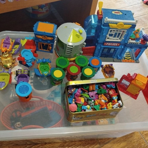 SuperZings figures and accessories, 64 pieces