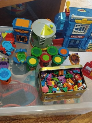 SuperZings figures and accessories, 64 pieces