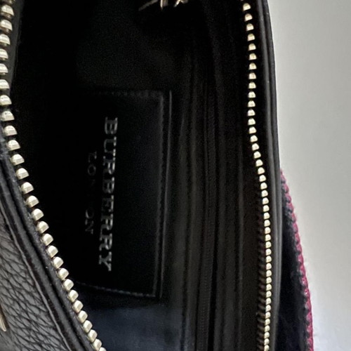 Burberry shoulder bag used with leather and sporty strap